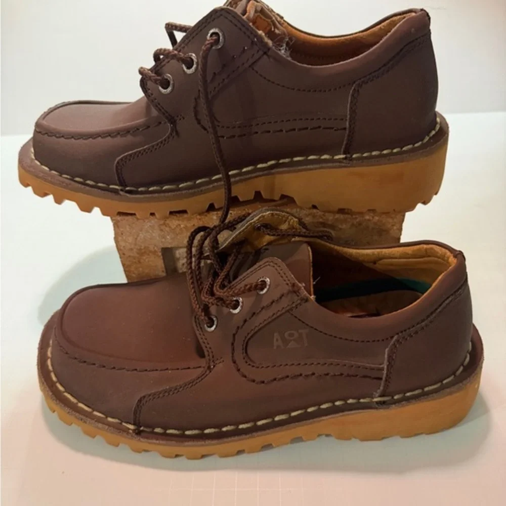 AoT Size 8 Brown Classic Leather Oxfords.